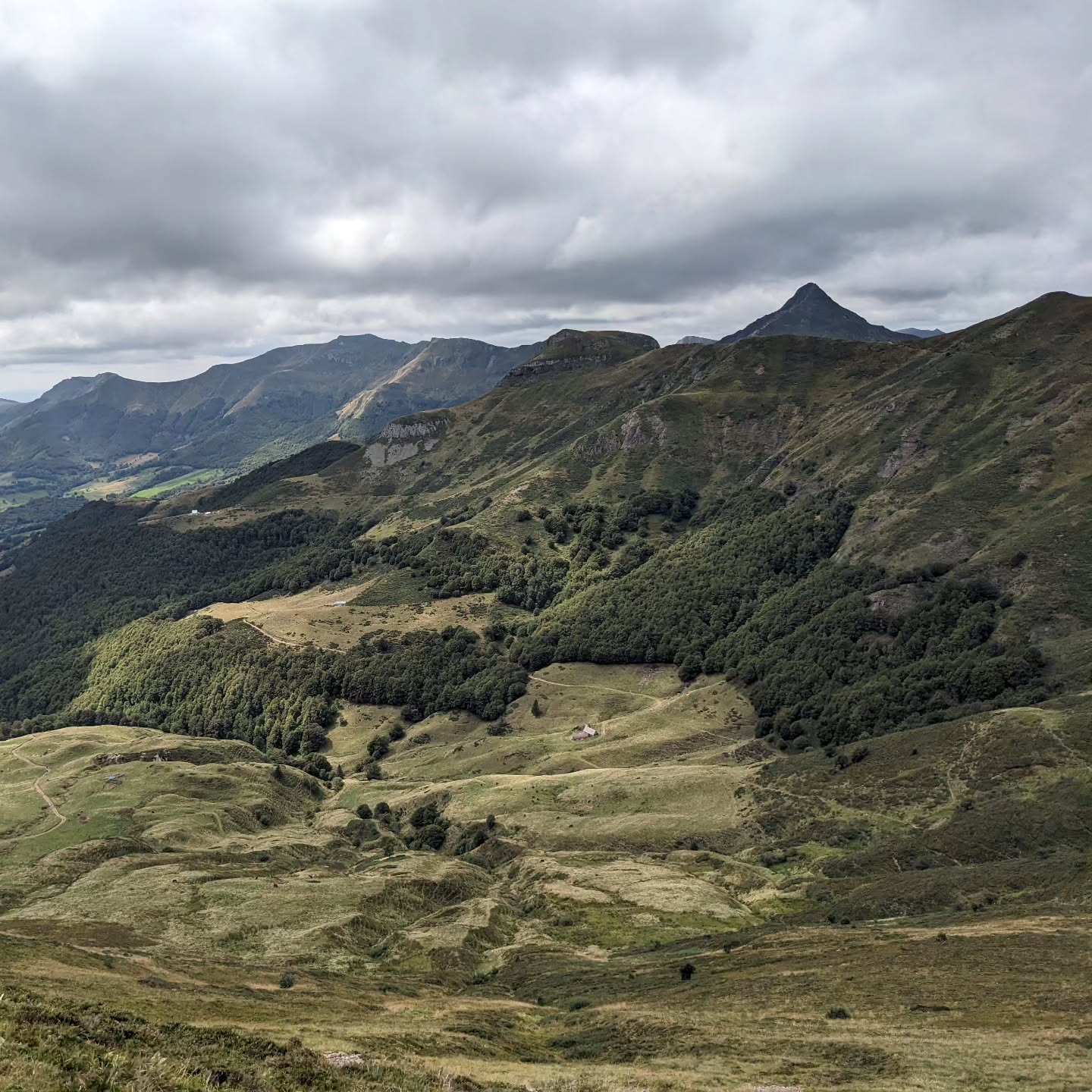 Paysage de montagnes volcaniques d'Auvergne, inspiration de l'atelier Nourki