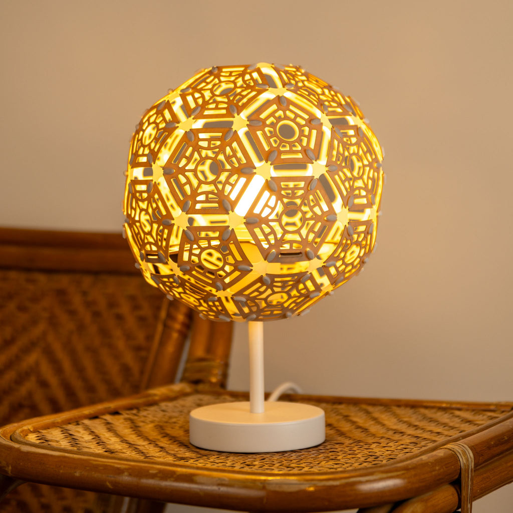 Heli, lampe à poser en bois allumée, vue de face