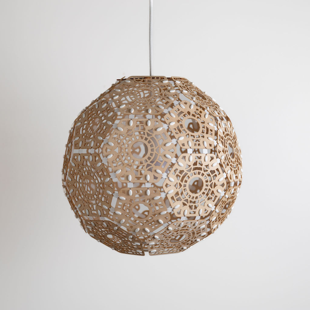 Helios, suspension en bois éteinte, vue de face