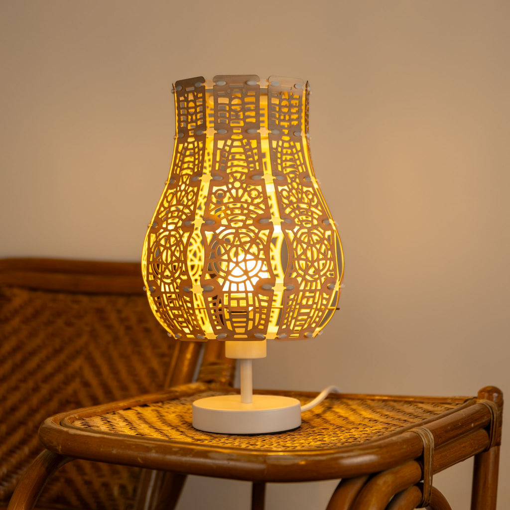 Lyra, lampe à poser en bois allumée, vue de face