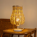 Lyra, lampe à poser en bois allumée, vue de face