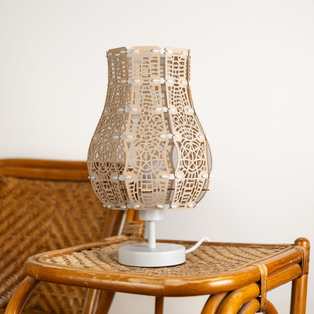 Lyra, lampe à poser en bois éteinte, vue de face