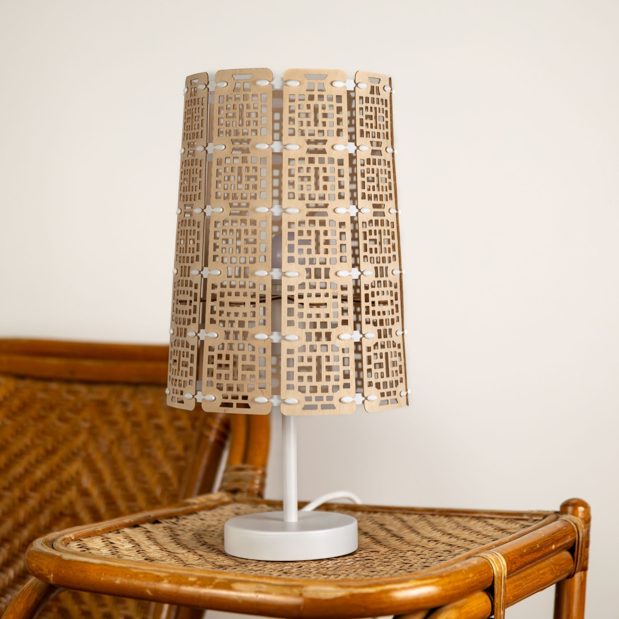 Palta, lampe à poser en bois éteinte, vue de face