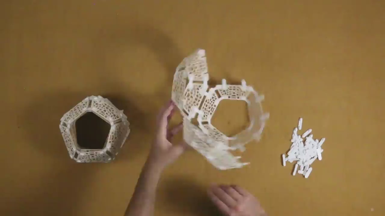 Montage d'un kit de luminaire en bois Nourki, vue du dessus