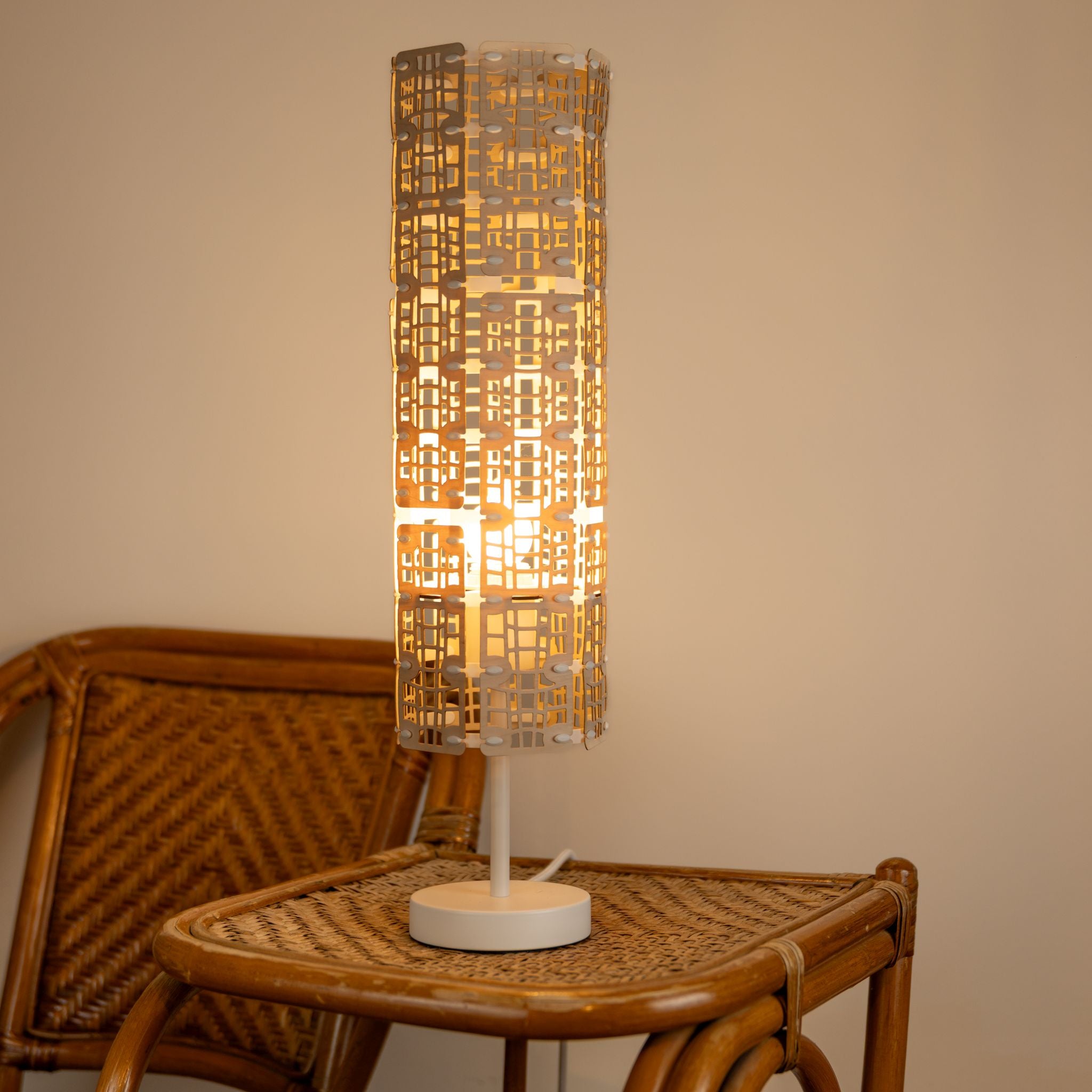 Stel, lampe à poser en bois allumée, vue de face