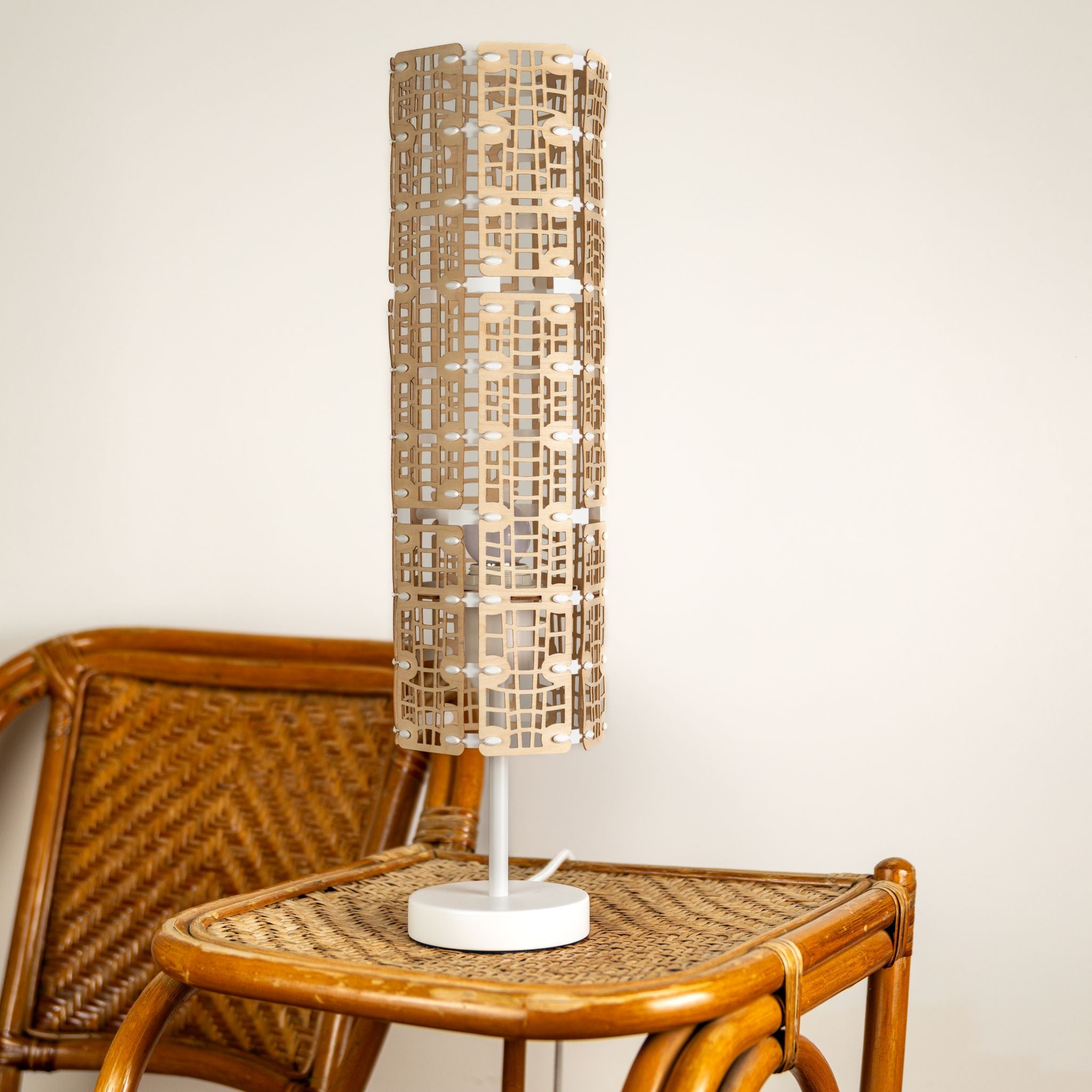 Stel, lampe à poser en bois éteinte, vue de face